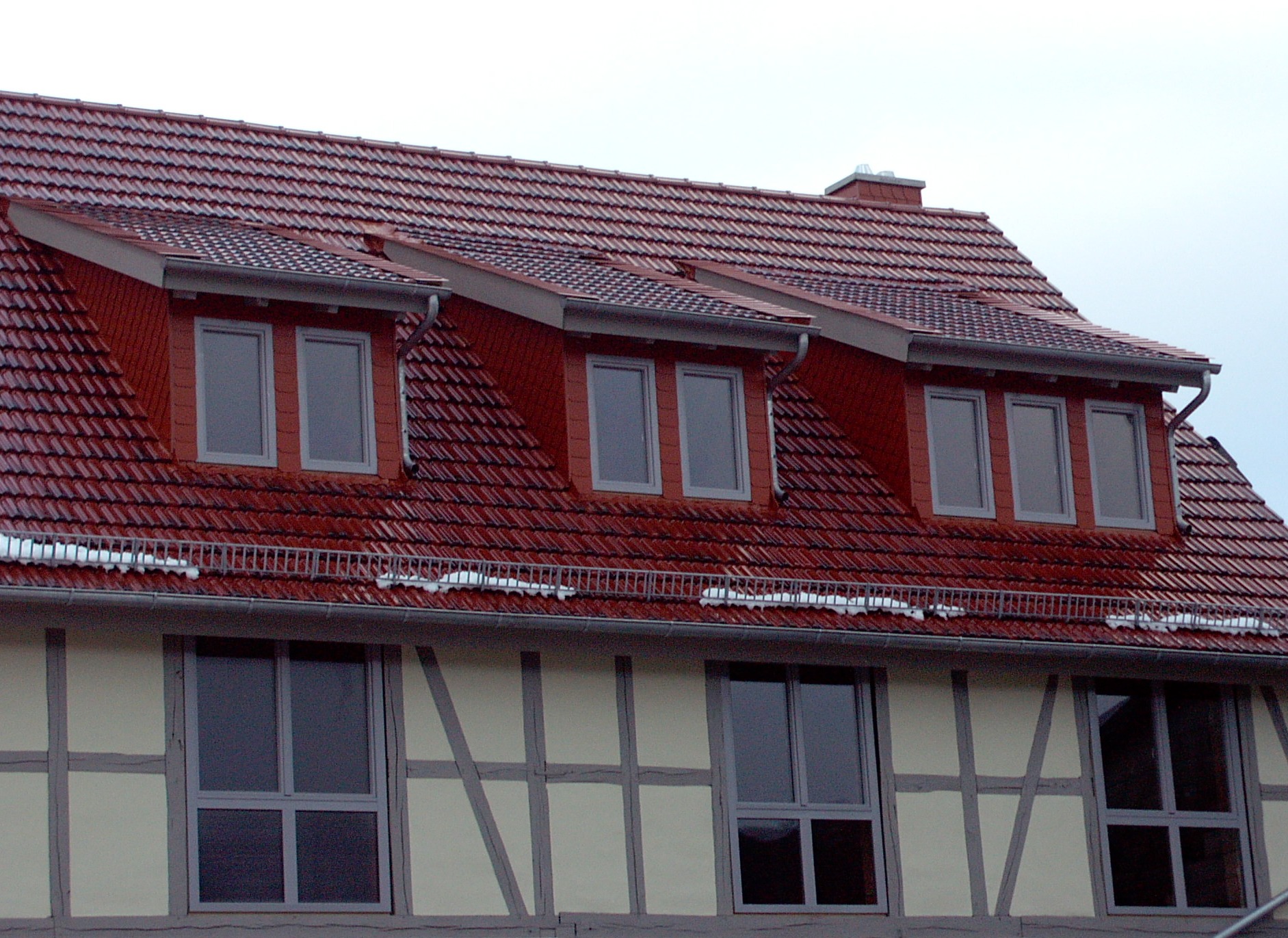 Holz-Alu Fenster in einem umgebauten Nebengeb&auml;ude. Frabe: Verkehrsgrau