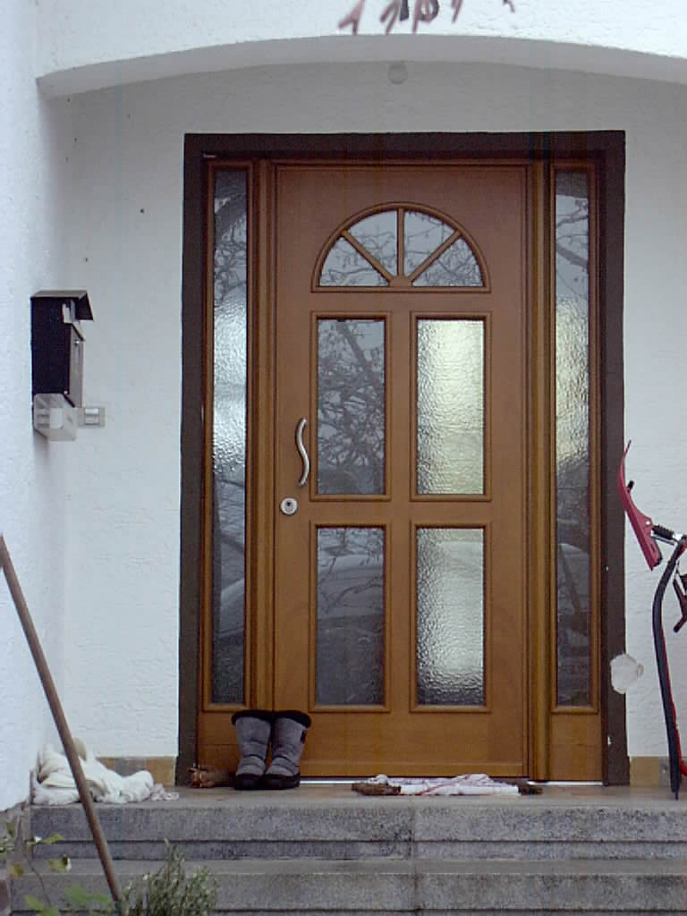 Haust&uuml;re aus hellem Rotholz und zwei festen Seitenteilen